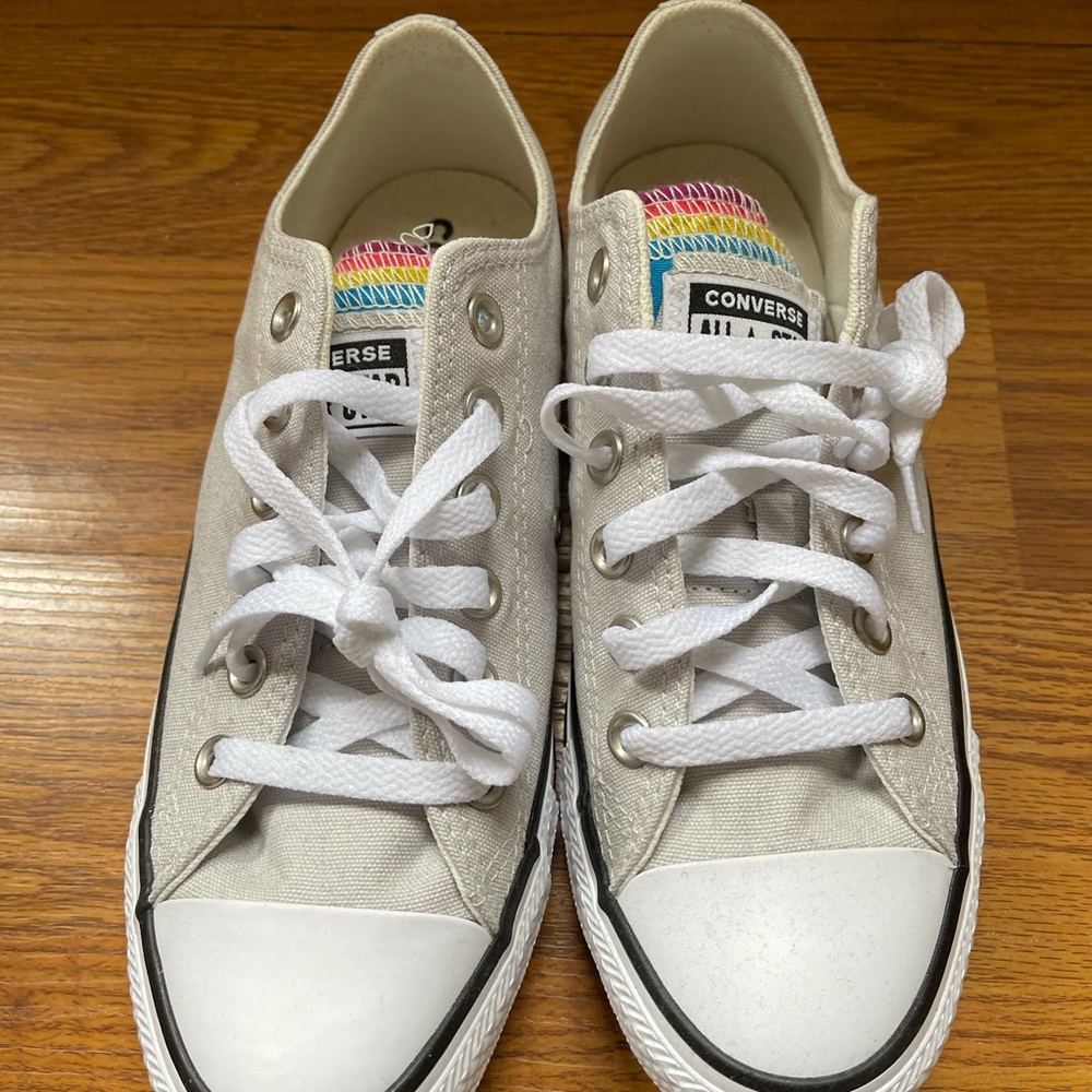 Size 8 women’s white low top converse